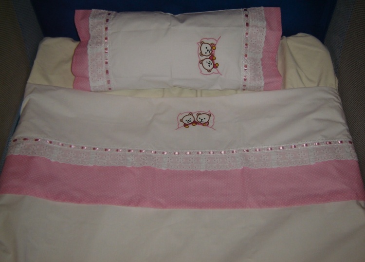 Lenjerie de pat pentru bebelusi cu broderie Bambi Copii urși-cuplu-în-roz