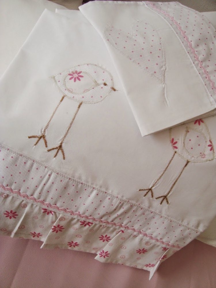 Lenjerie de pat pentru bebeluși cu bordură din modele de broderie Pui-cu-o-floare-bordură-din-bumbac
