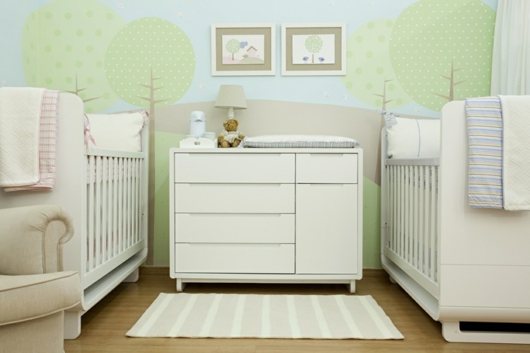 Mobilier minimalist pentru cameră pentru bebeluși cameră pentru bebeluși-gemeni-verde-albastru-podea-albastru-perete-pictură-peisaj-copaci