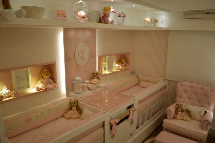 Creați o cameră romantică pentru fetele gemene camera pentru copii-gemeni-idee-original-tavan-raft-mobilier-roz-fotoliu-fata-rafturi-incorporate