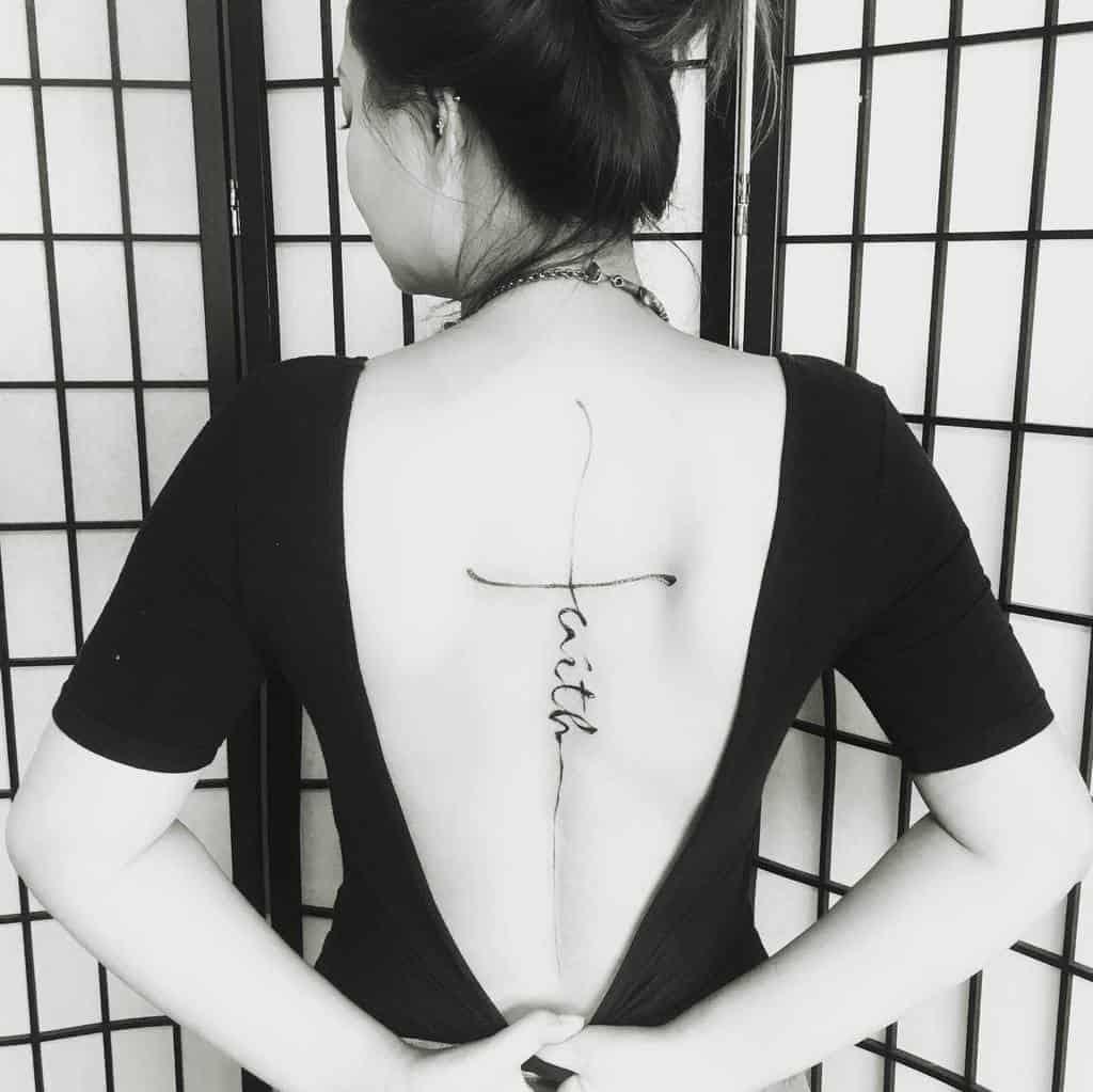Ženska tetovaža na hrbtu