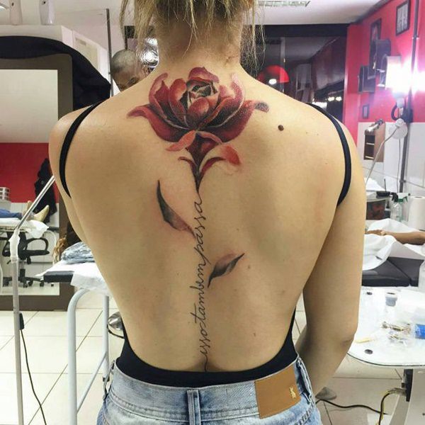 Tatouage aquarelle au dos pour femme