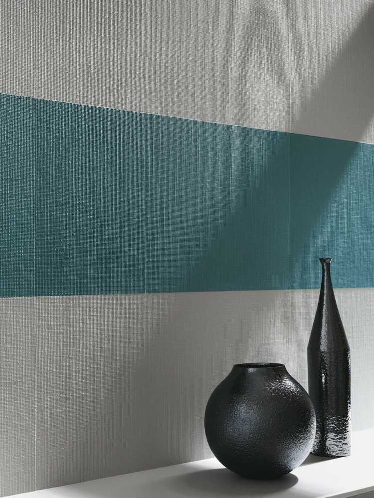 Proiectează baia în alb și albastru cu decorațiuni moderne în negru