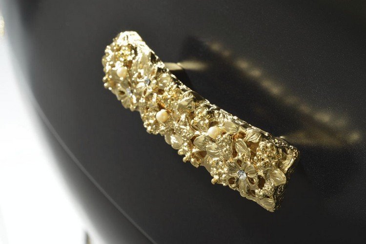 mâner de sertar ornamentat cu elemente florale mobilier-baie-stil-baroc-lux-negru-manere-aurii-motiv floral