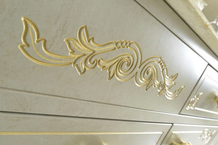 detaliu de culoare aurie pe vanitatea mobilier-baie-stil-baroc-alice-detaliu-ornament-auriu