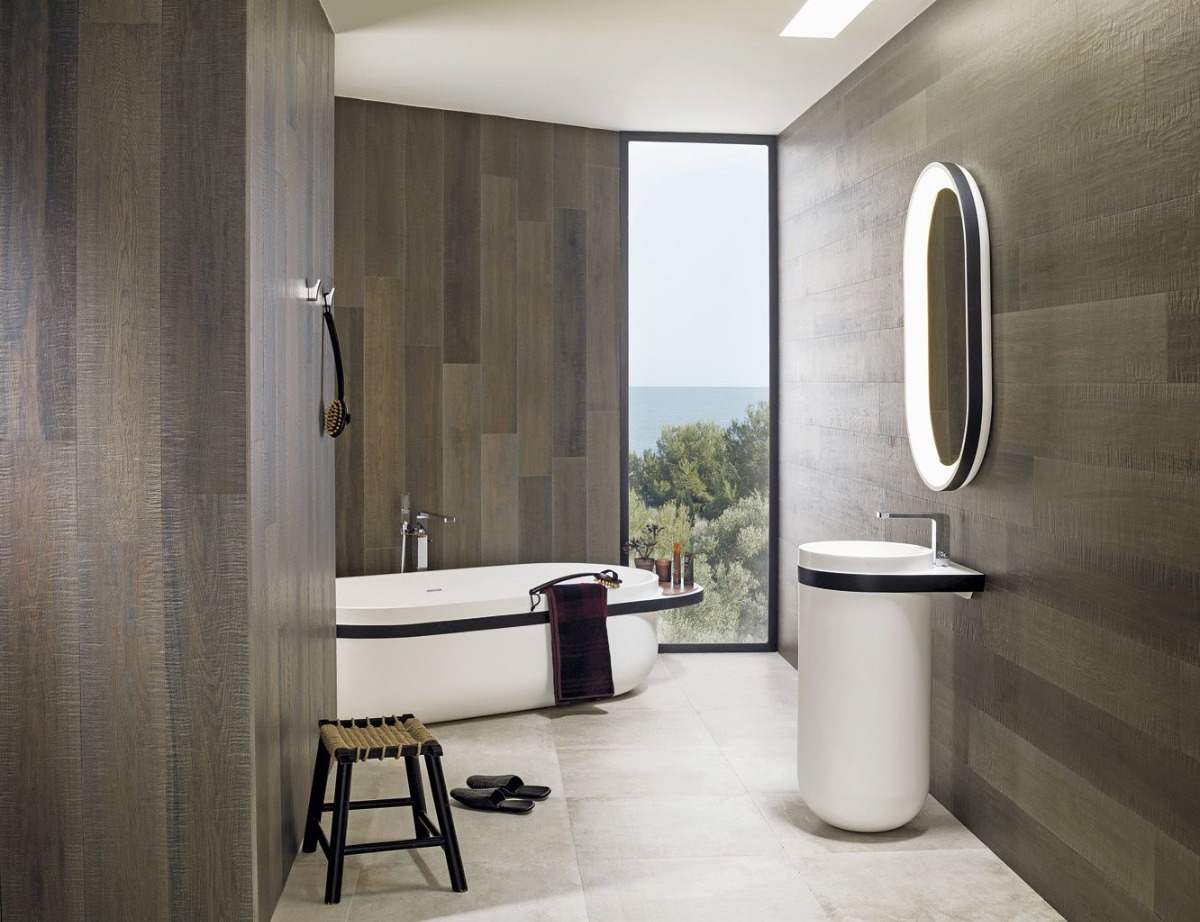 design minimalist cu laminat lipit de perete în baie lemn alb