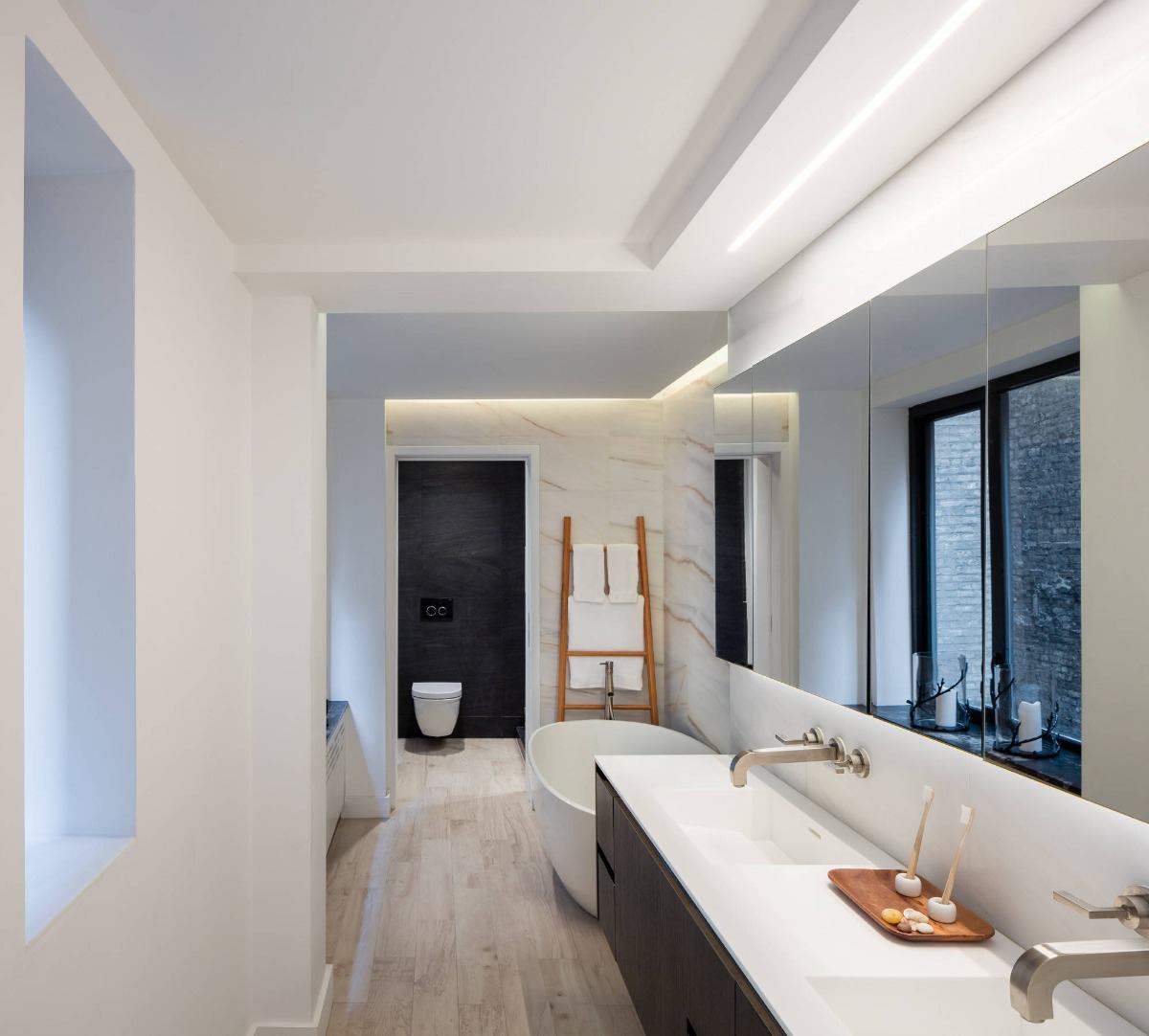 Design interior cu lux raționalizat în baia lungă cu elemente din lemn