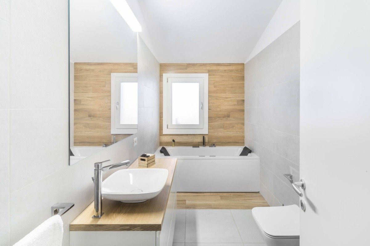 ferestrele din baie se combină din lemn alb pentru un design minimalist