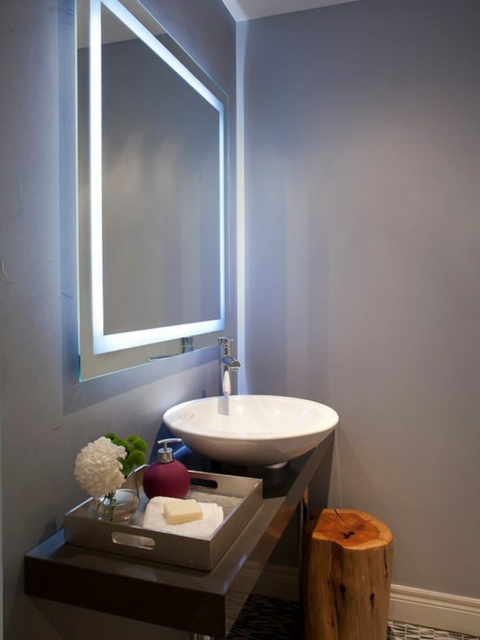 Oglindă modernă într-o baie simplă baie consola scaun bușteni oglindă iluminare chiuvetă