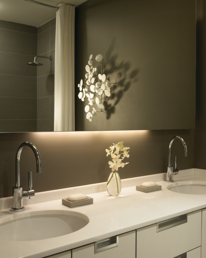 Iluminare pe spatele oglinzii design elegant baie oglindă iluminare spate consolă albă