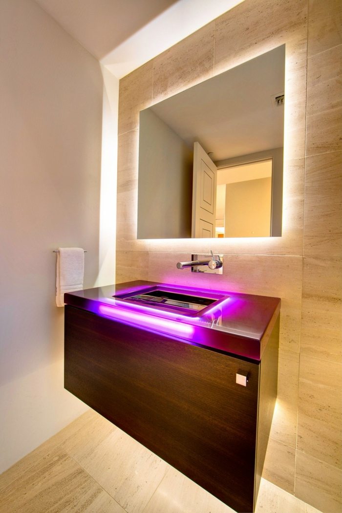 Joc de lumină în baie - iluminare indirectă a oglinzii și LED-uri roz pentru consolă mobilier modern iluminat baie consolă roz oglindă baie