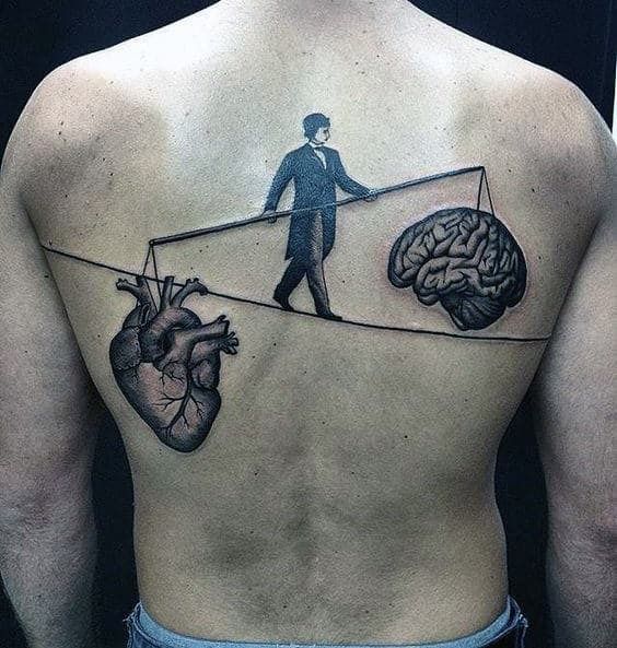 Tetovaža za balansiranje mozga i srca na leđima za muškarce