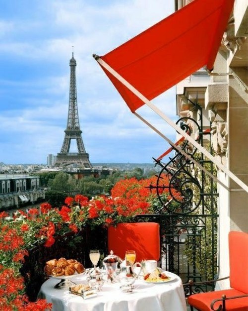 balcon romantic paris flori rosii mic dejun balcon romantic paris flori rosii balustrada metalica