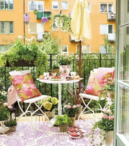 Plante flori balcon primăvară decor umbrelă Idei de decorare primăvară balcon cu flori cutie de plante