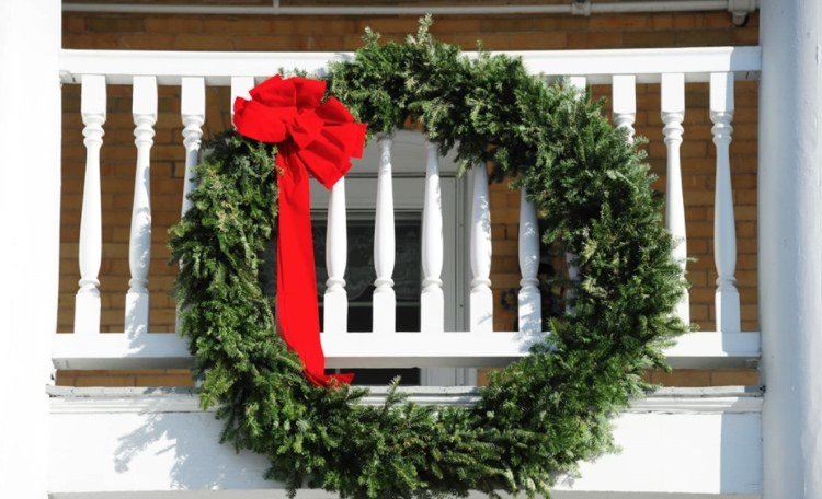 balcon decorează Crăciunul cu coroană de flori