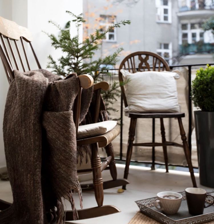 nostalgic balcon decor de iarnă cu brad în găleată