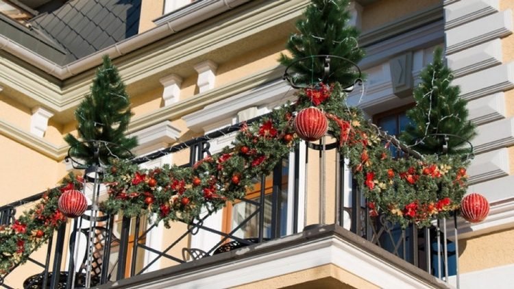 decor de Crăciun balcon pe balustradă