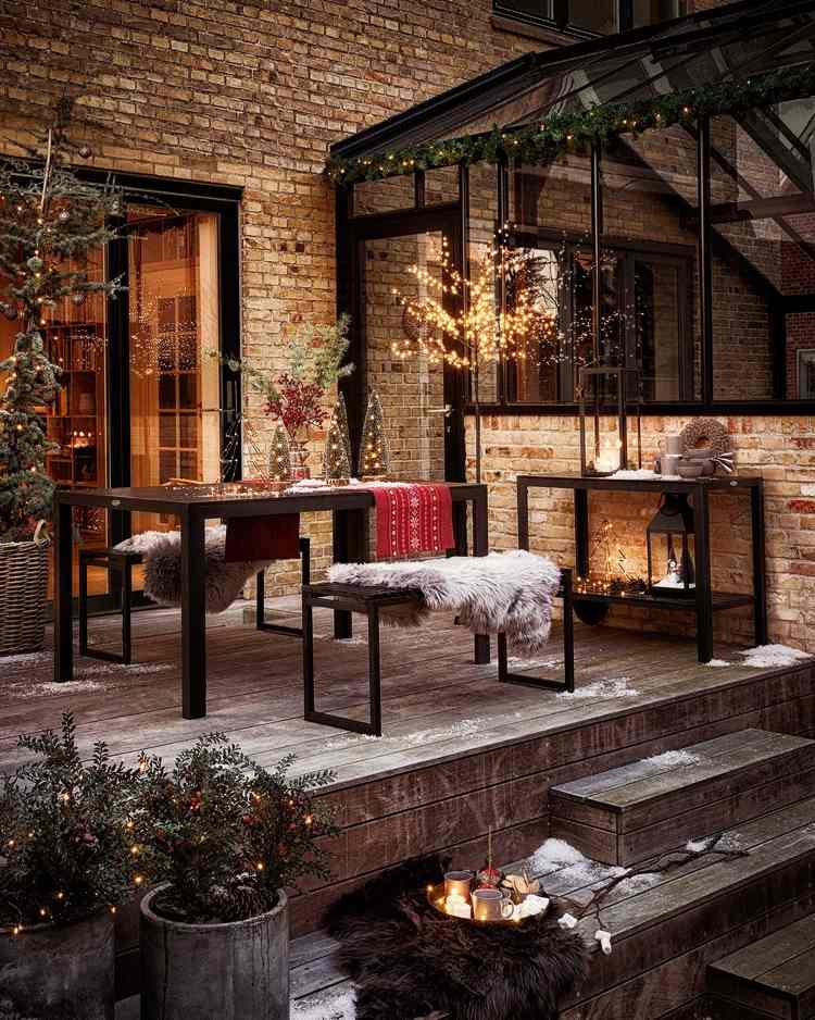 Faceți zona de luat masa pe terasa Christmassy