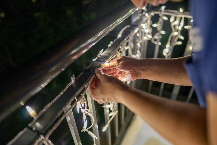 Creați un balcon de Crăciun cu lumini de zână