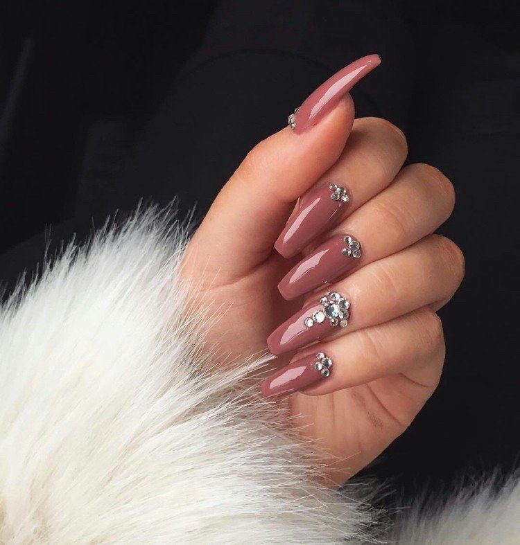 Forma unghiilor sicriului pune accentul pe pietre