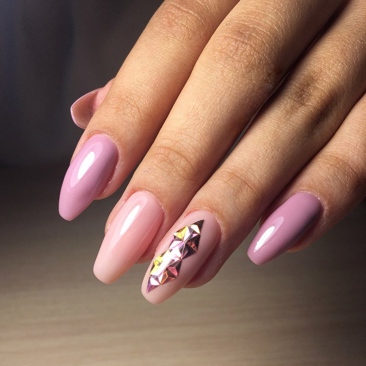 Balerina cuie nuanțe de triunghi strasuri roz pastelate