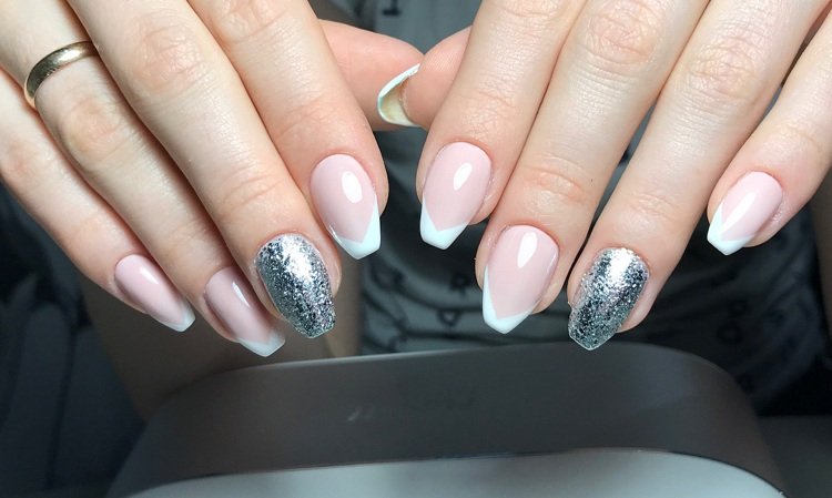 Balerina unghii scurte varianta franceză sclipici argintiu