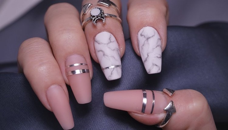 Forma unghiilor de balerină Dungi argintii cu aspect de marmură nudă