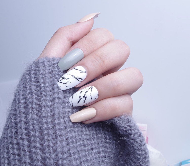 Balerină formă de unghii marmură aspect alb negru tonuri nud