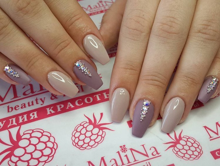 Sicriul balerinei cuie nuanțe nud strasuri mate