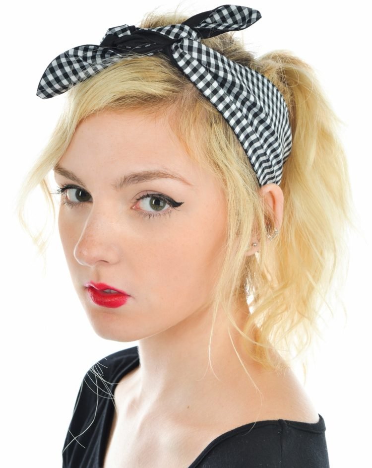 Bandana cu carouri în alb și negru coafuri bandana negru-alb-carouri-coadă-de-doamnă