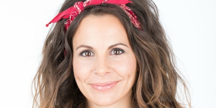 Accent bandana pentru părul lăsat bandana-coafuri-deschise-păr-roșu-arc-design-styling