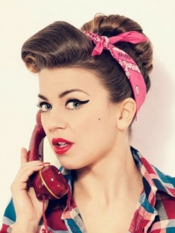 Coafură în stil retro cu eșarfă ca accesoriu de modă Pin-up-coafura-cu-bandana-stil-retro