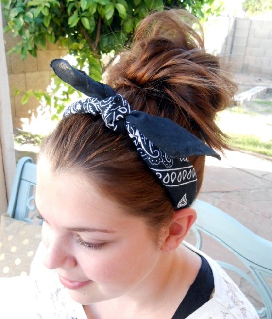 Decorează-ți cocul de păr cu bandana Coafura-coada-de-cal-cu-bandana-albastra-cu-model