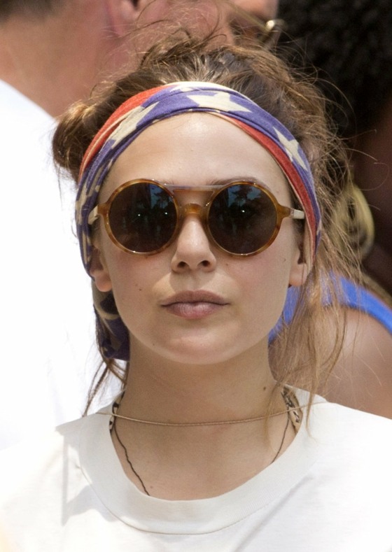 Bandanna cu culorile steagului național Eșarfă cu ochelari de soare cu tricou alb cu model colorat