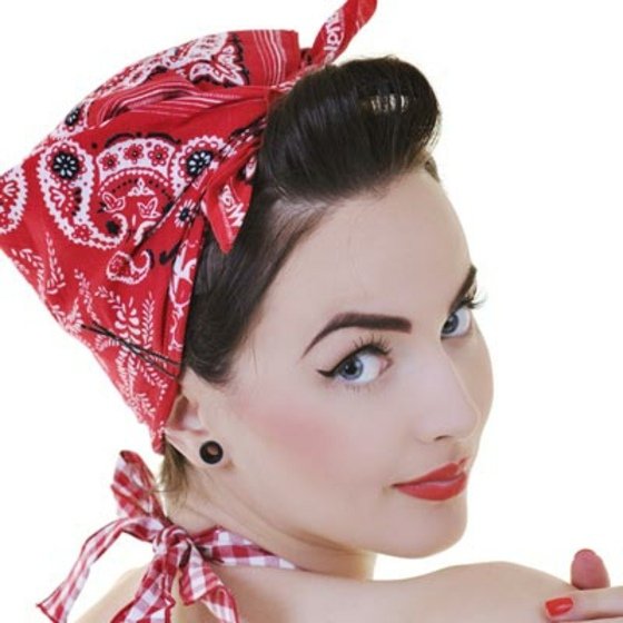 Coafură Bndanna cu accent retro Eșarfă-ca-un-accesoriu-pentru-păr-la-mod-ojă-roșie