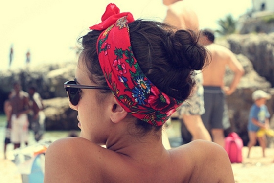 Moda de plajă a strâns părul cu bandana Fulară-cu-flori-bandana-coafură