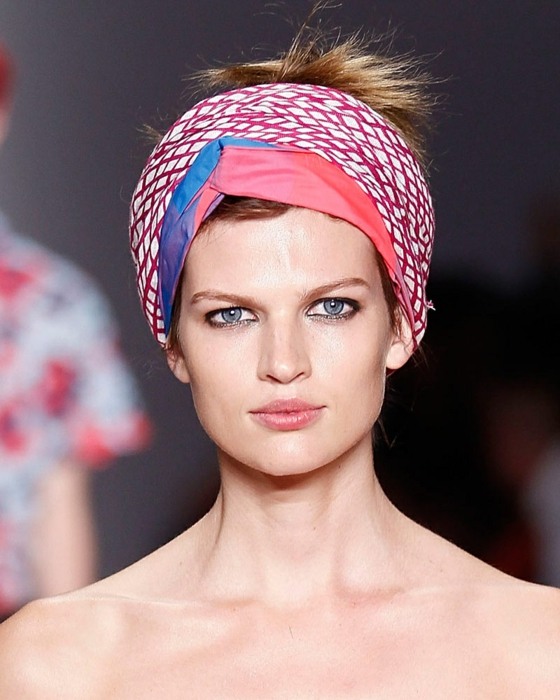 Esarfa la moda expresie a feminitatii cu-guler-model-asimetric