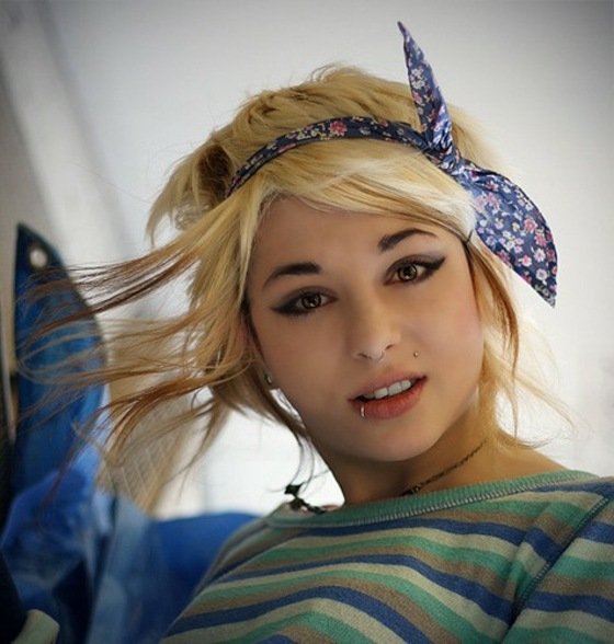 accente la modă în coafura bandana de păr Fulară ca accesoriu la modă