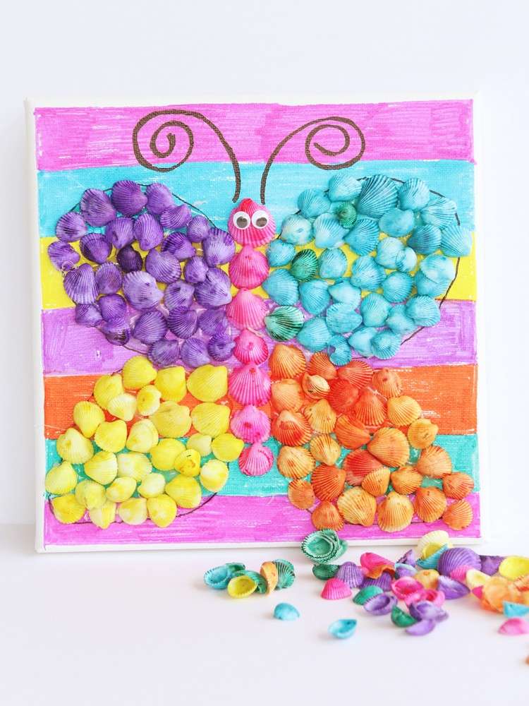 Fluturele cu copii de 5 ani face obiecte de artizanat din scoici