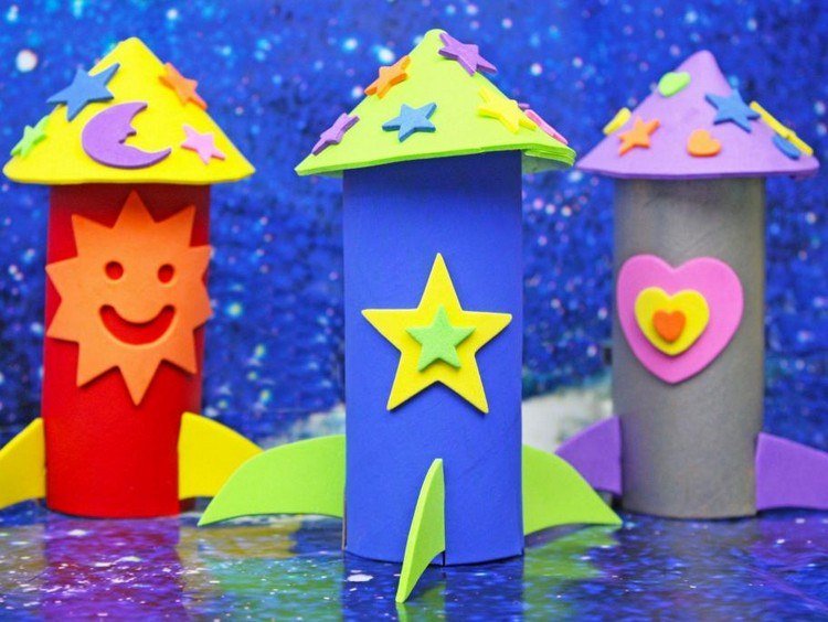 Rachete Tinker pentru călătorii în spațiu, din rulouri de hârtie igienică și lut de modelat