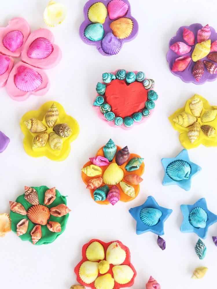 Faceți decorațiuni cu scoici și lut de modelat cu copii de 6 ani