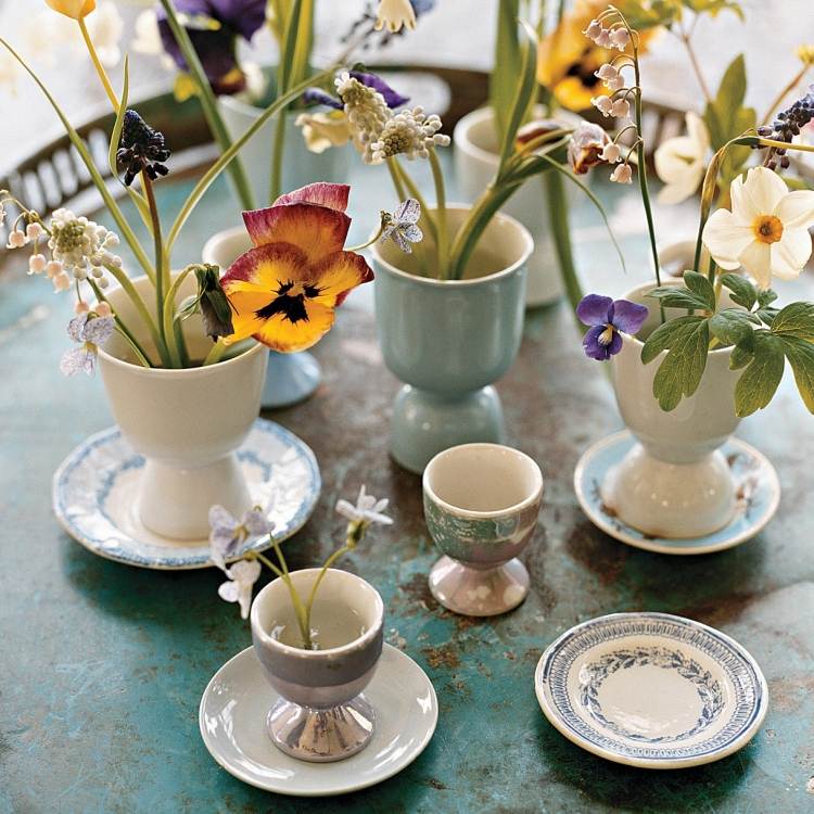 Aranjați flori proaspete de primăvară în căni de ceai Idei meșteșugărești-Paște-2015-cănițe-flori de primăvară