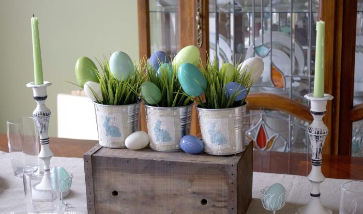 Ouă de Paște și iarbă artificială pe masa de Paști Idei de artizanat-Paște-2015-ulcior metalic-iarbă artificială-Ouă de Paște