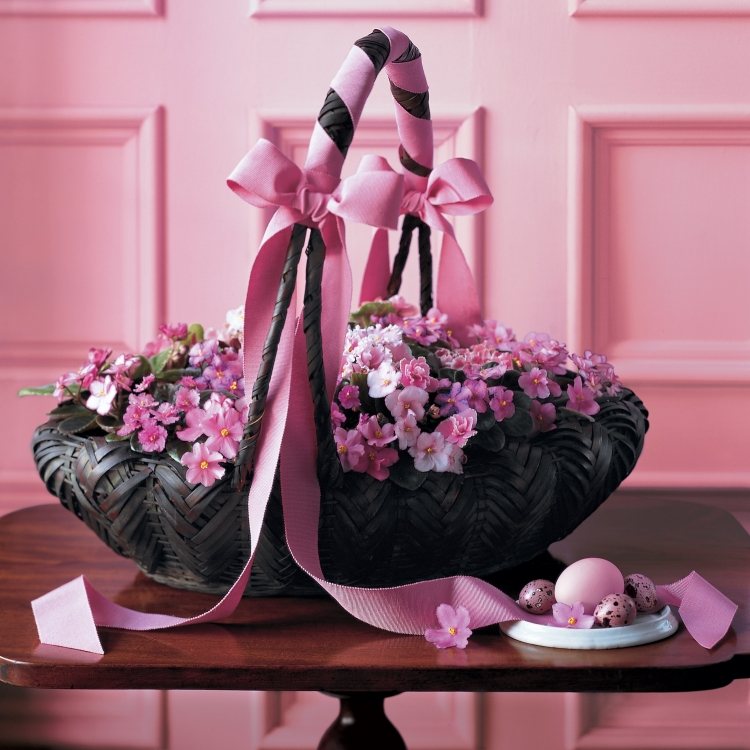 Flori parfumate pe masa de Paști într-un coș de Paște Idei de artizanat-Paște-2015-Aranjamente florale-Coș de Paște