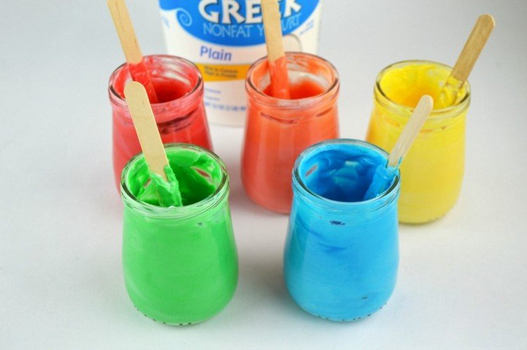trage-cu-vopsele-de-2-ani-comestibile-cu-deget