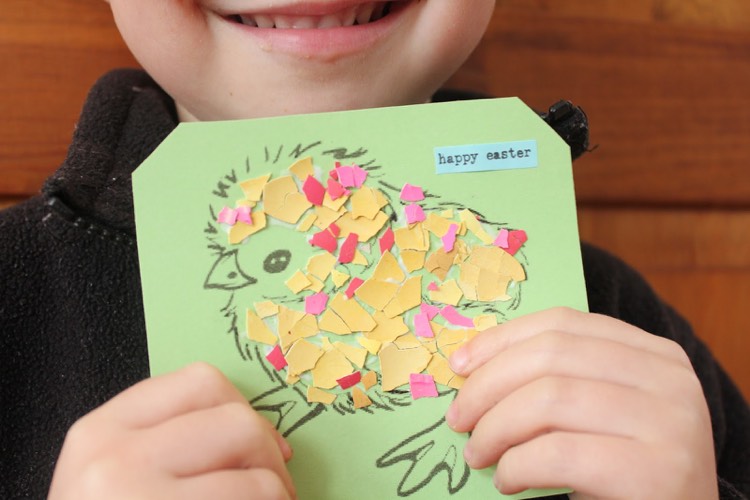 Artizanat cu copii în KiGa de Paște bucățică-coajă-ouă-copii-pasăre-mozaic-pui-bucăți de coajă de ou