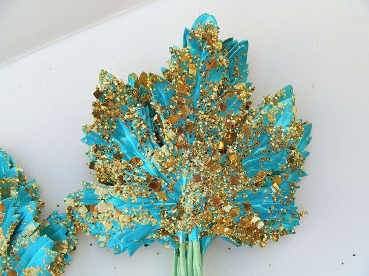 Sclipici pe o frunză proiectată în turcoaz clipește cu frunze de sclipici-turcoaz-auriu-do-it-yourself