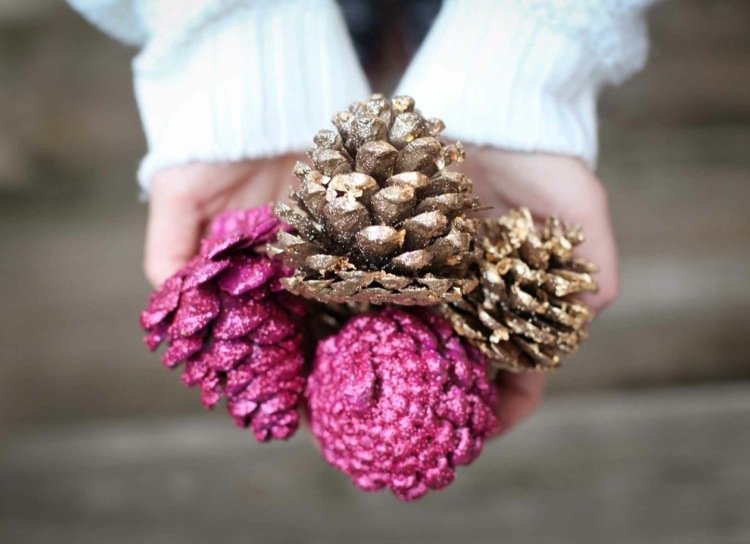 Idee de artizanat cu sclipici de Crăciun decorare-strălucire-conuri de pin-roz-auriu-decor-simplu