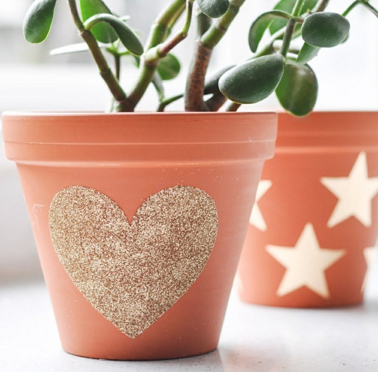 Artizanat cu sclipici - decorarea ghivecelor de flori clipește cu ghiveci de sclipici-formă-lut-inimă-motiv-aur