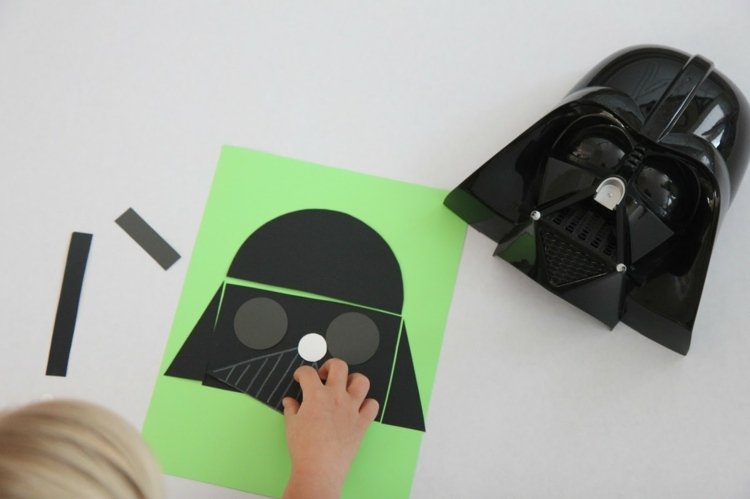 Hârtia ca material pentru realizarea personajelor Star Wars tineri-băieți-hârtie-negru-darth-vader-figura-asambla